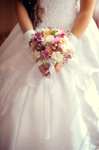 The bride with a bouquet — Stock Photo, Image