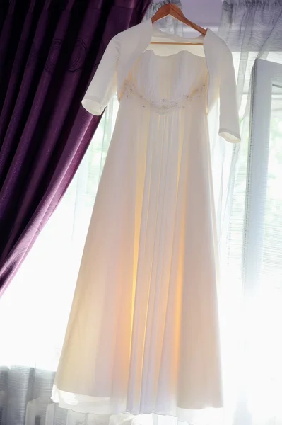 Белое платье — стоковое фото