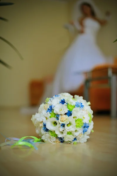 La mariée avec un bouquet — Photo