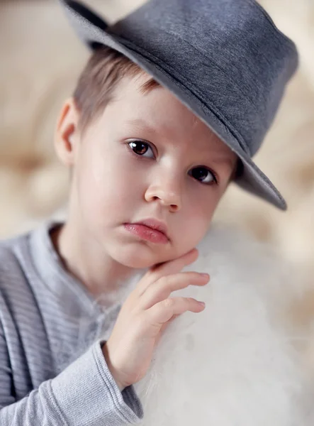 Il ragazzo con un cappello — Foto Stock