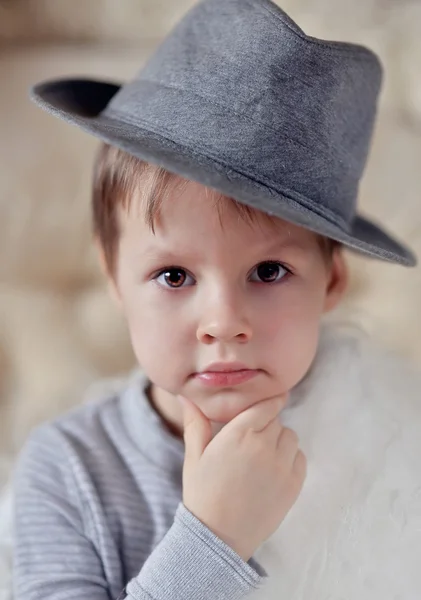 O rapaz de chapéu — Fotografia de Stock