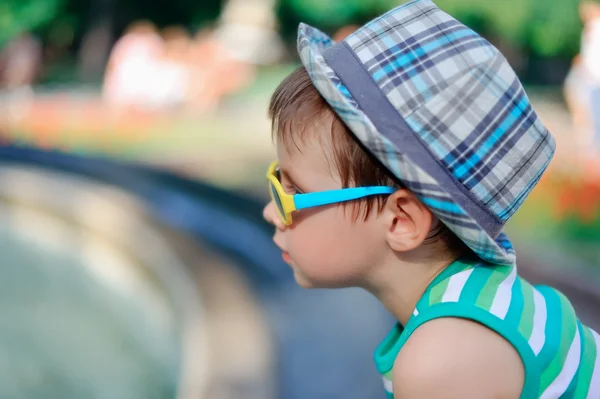 Мальчик в солнечных очках — стоковое фото