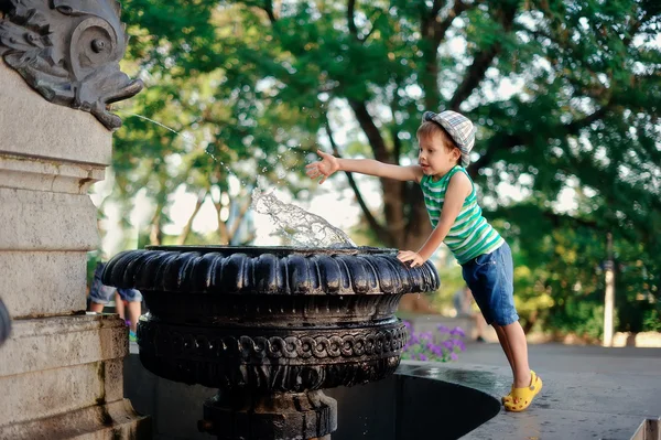 Мальчик у фонтана — стоковое фото