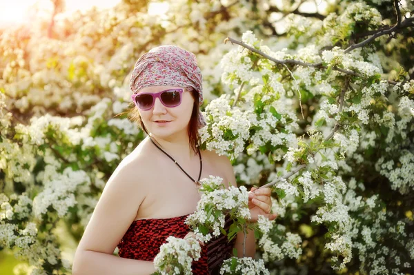 Kvinna och blommor — Stockfoto