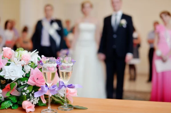 Bruiloft boeket en glazen — Stockfoto