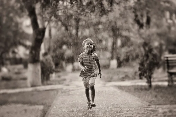 雨の中で子 — ストック写真