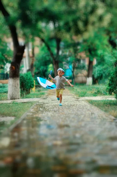 Dítě v dešti — Stock fotografie