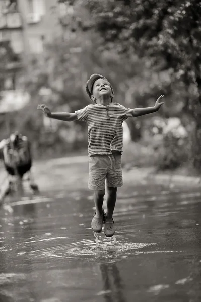 Kind in de regen — Stockfoto