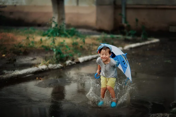 Criança à chuva — Fotografia de Stock