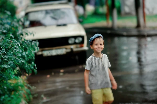 在雨中的儿童 — 图库照片