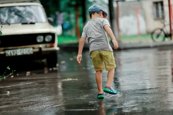 在雨中的儿童 — 图库照片