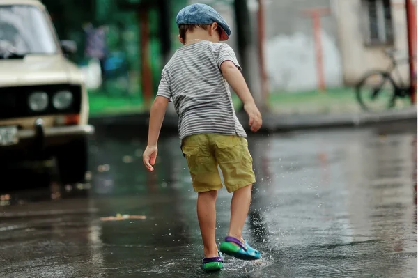 Niño bajo la lluvia —  Fotos de Stock