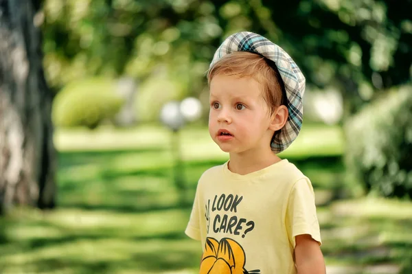 El chico con sombrero —  Fotos de Stock