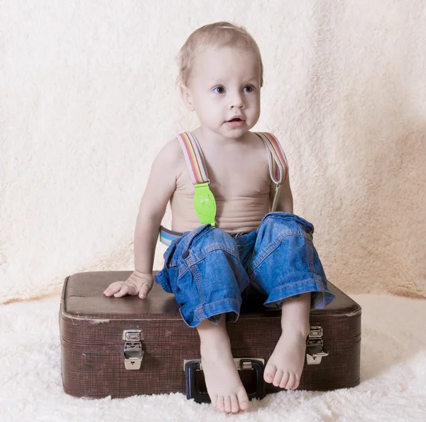Çocuk ve bavul — Stok fotoğraf