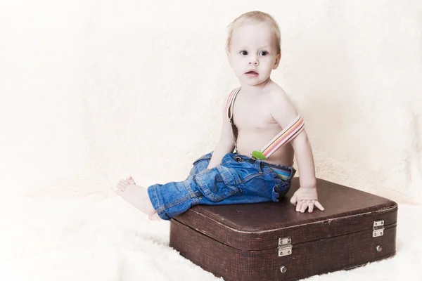 Bambino e valigia — Foto Stock