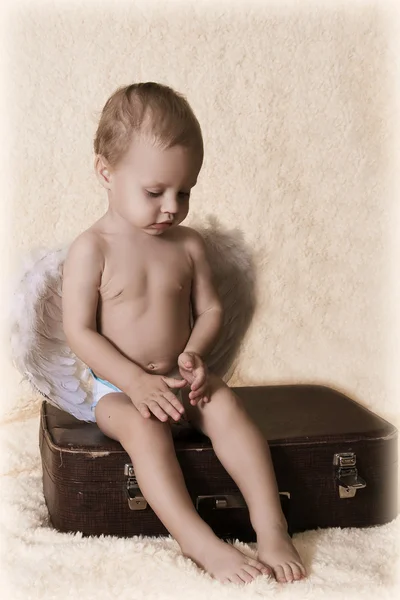 Ребенок и чемодан — стоковое фото