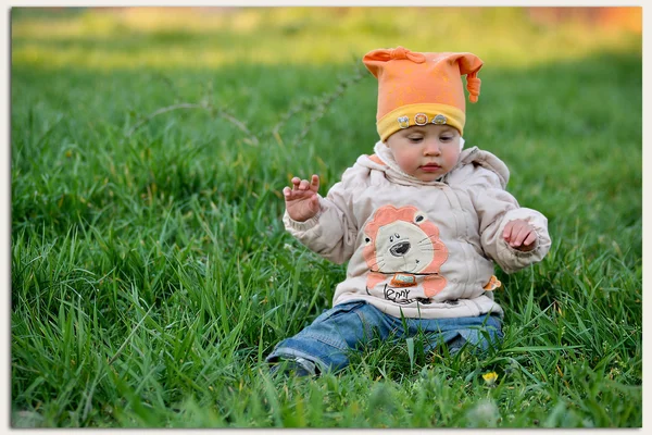 El niño sobre la hierba —  Fotos de Stock