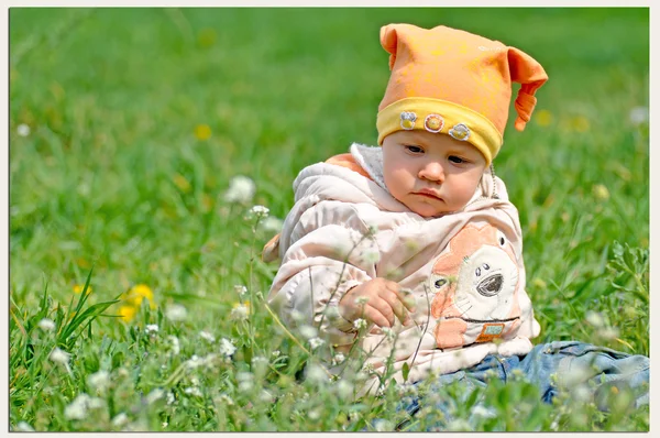 Barnet på ett gräs — Stockfoto