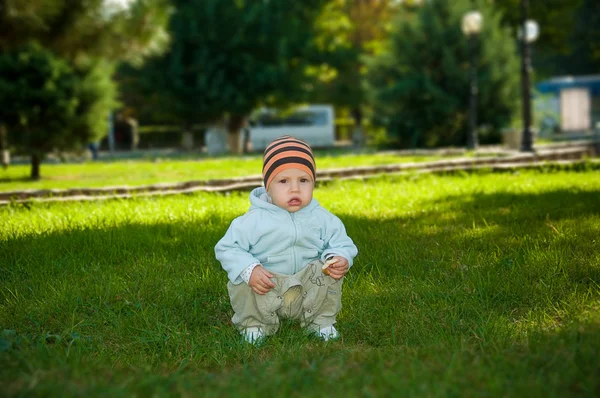 Ребенок в кепке — стоковое фото