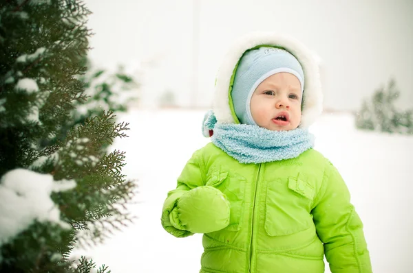 El niño en la nieve — Foto de Stock