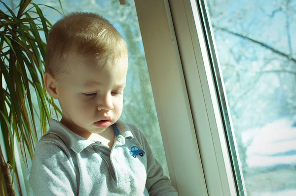 A criança em uma janela — Fotografia de Stock