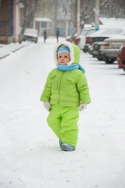 Barnet på snö — Stockfoto