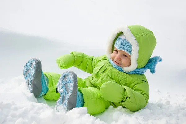 Het kind op sneeuw — Stockfoto