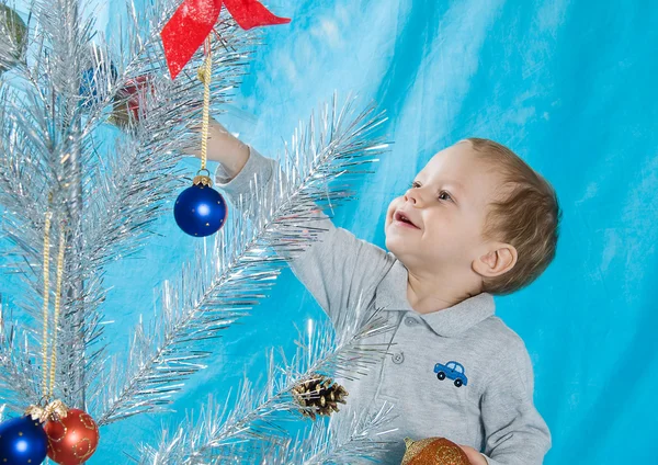 Kind und Neujahrsbaum — Stockfoto
