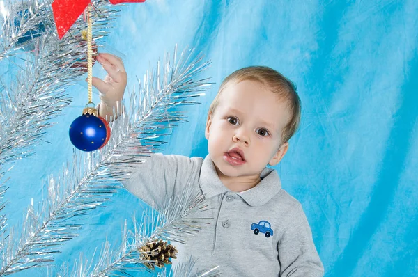 Criança e árvore de Ano Novo — Fotografia de Stock