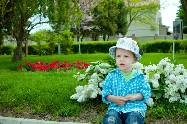 Il bambino in un cappello estivo — Foto Stock