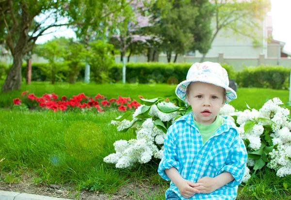El niño en el sombrero veraniego — Foto de Stock
