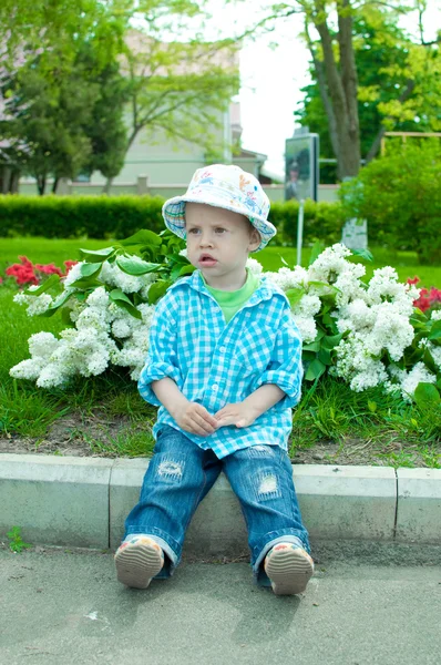 Het kind in een zomer hoed — Stockfoto