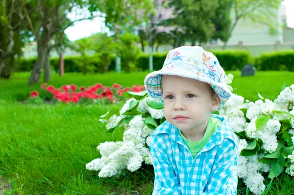 Ребенок в летней шляпе — стоковое фото