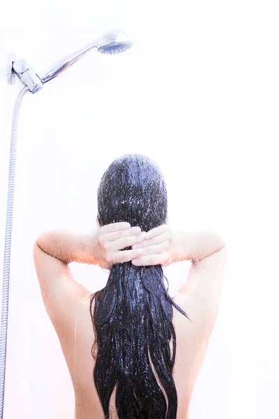 Frau wäscht sich die Haare — Stockfoto
