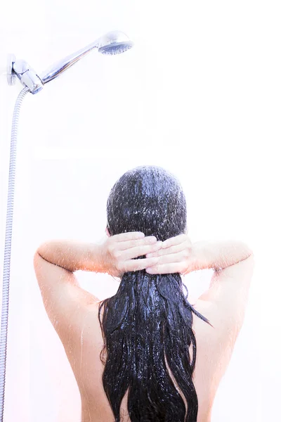 Vrouw haar haren wassen — Stockfoto