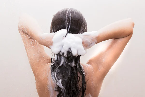 Mulher lavando o cabelo — Fotografia de Stock