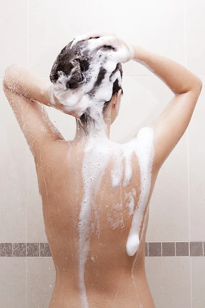 洗头发的女人 — 图库照片