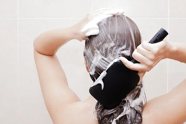 Brushing her hair — Stock Photo, Image
