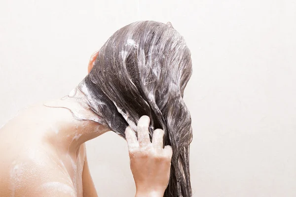 Mujer lavándose el pelo — Foto de Stock