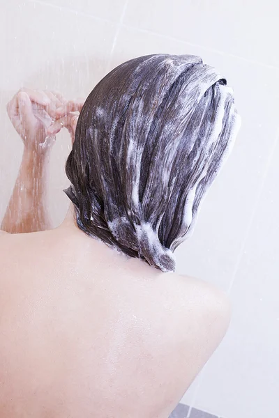 Женщина моет голову — стоковое фото