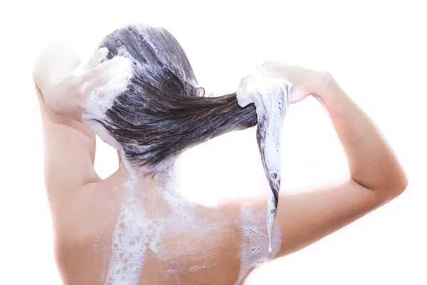 Жінка миє волосся — стокове фото