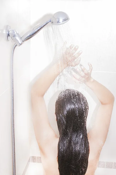 Γυναίκα πλύσιμο τα μαλλιά — Φωτογραφία Αρχείου
