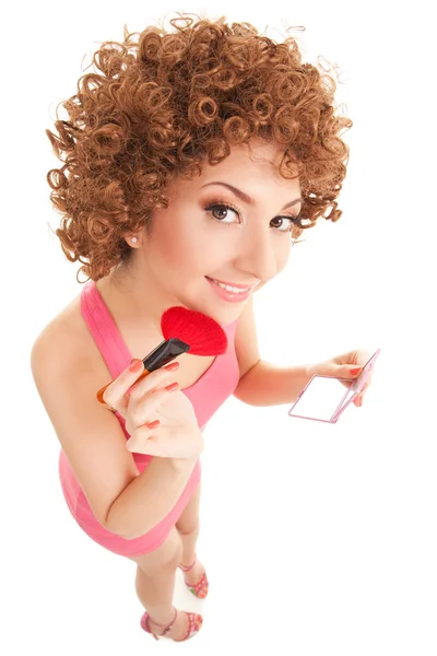 Zábava žena s kartáčem pro make-up na bílém pozadí — Stock fotografie