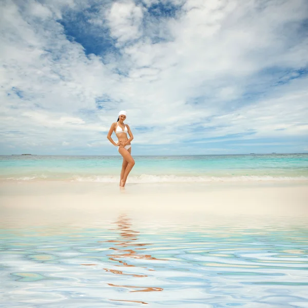 Šťastný módní žena na pláži — Stock fotografie