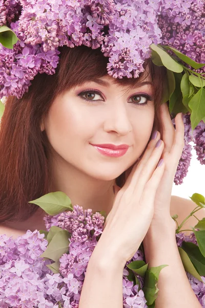 Jonge vrouw met lila bloemen — Stockfoto