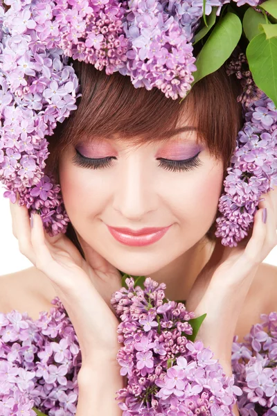 Jeune femme aux fleurs lilas — Photo