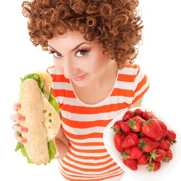 Femme amusante avec fraise et sandwich sur le fond blanc — Photo