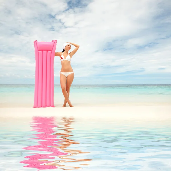 在海滩上的充气床垫的幸福女人 — 图库照片