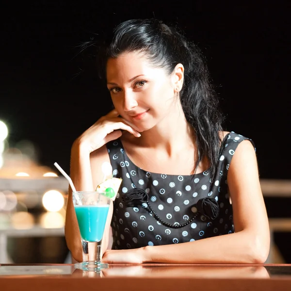 Mode vrouw drinken cocktail — Stockfoto