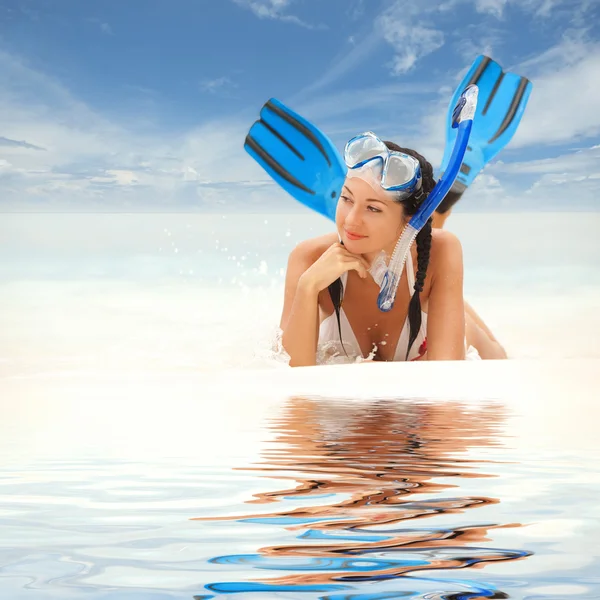 Šťastná žena s vybavení na šnorchlování na pláži — Stock fotografie